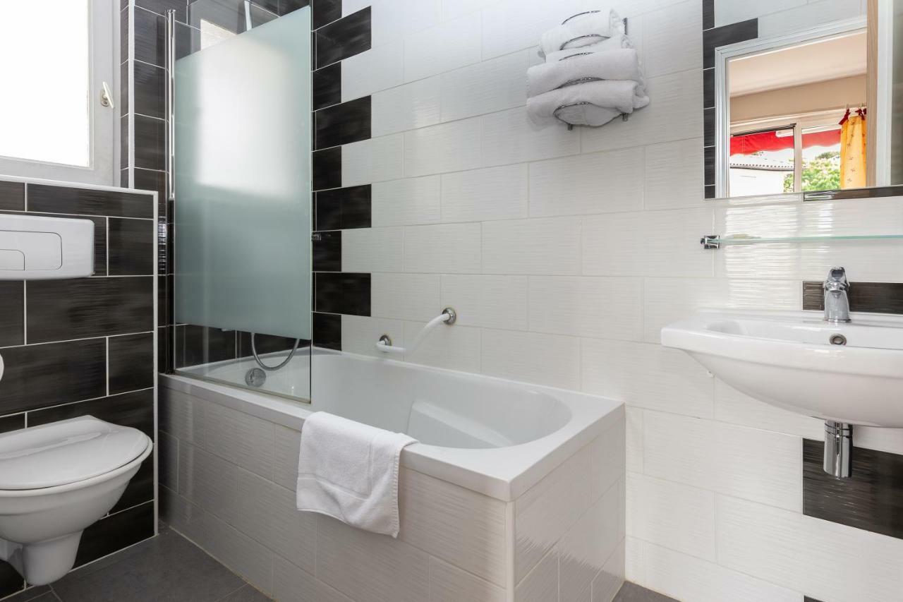 Logis Hotel Le Rond Point 소르-호스고르 외부 사진